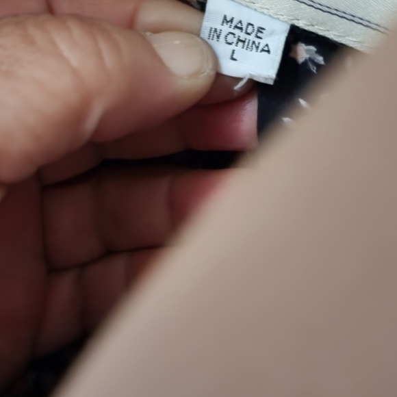 Guess Women's Denim Cropped Style Jacket. Size L Beige in Color Gently Used - Picture 6 of 6